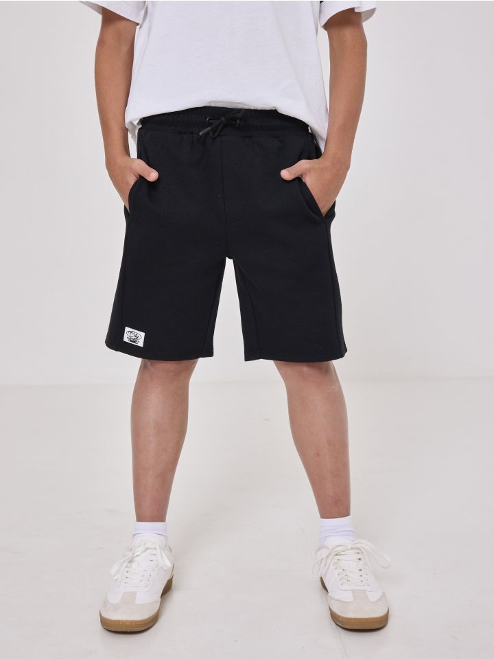 מכנסיים קצרים עם כיסים