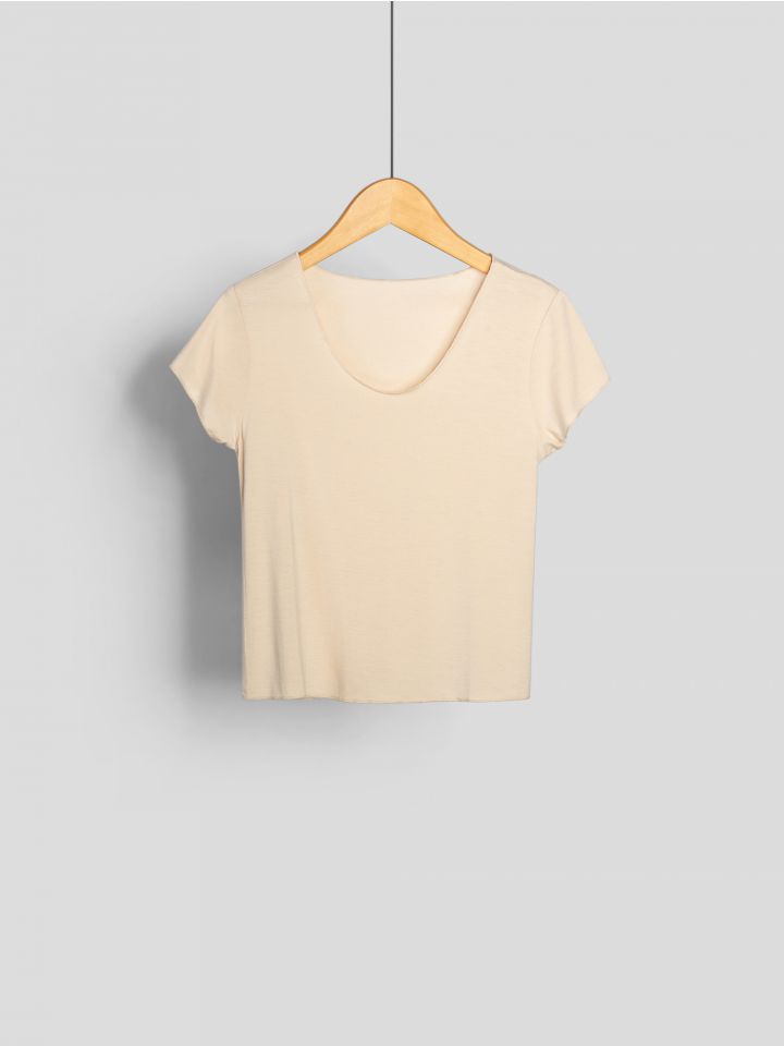 חולצה קצרה דקה וצמודה צווארון וי