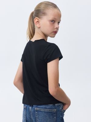 חולצה קצרה דקה וצמודה צווארון וי