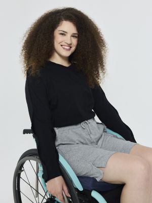 חולצה נגישה עם פתחים בצדדים יוניסקס