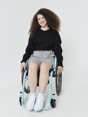 חולצה נגישה עם פתחים בצדדים יוניסקס