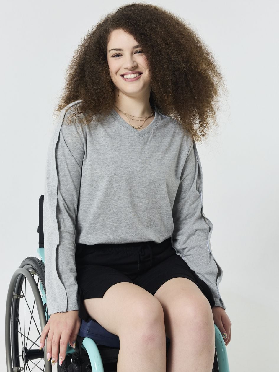 חולצה נגישה עם פתחים בצדדים יוניסקס