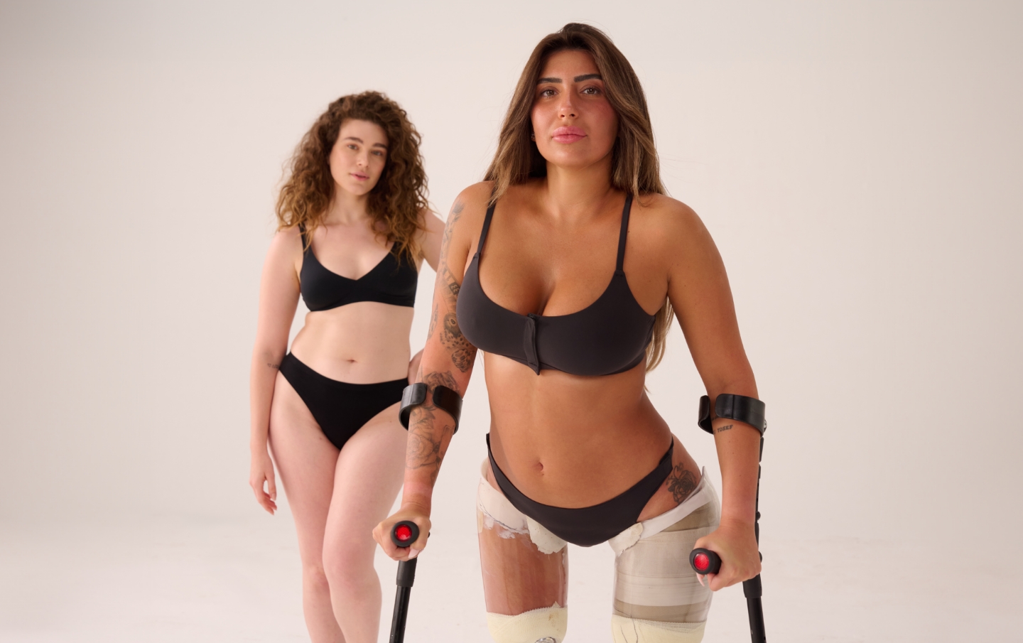 קולקציה נגישה לנשים חזיות ותחתונים דוגמניות