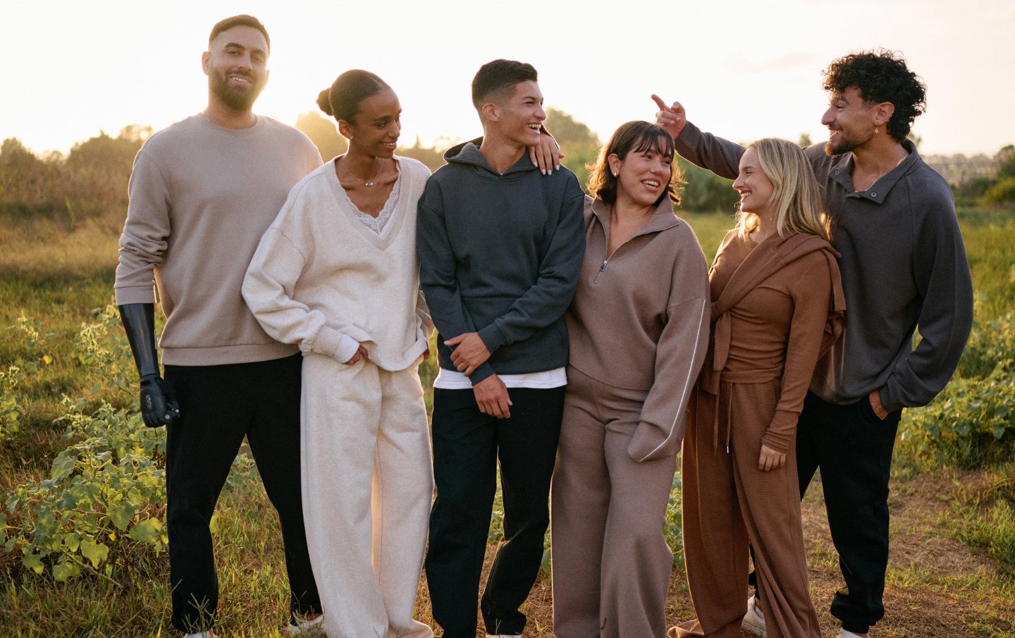 חבורה של גברים ונשים לבושים בביגוד פנאי ונוח