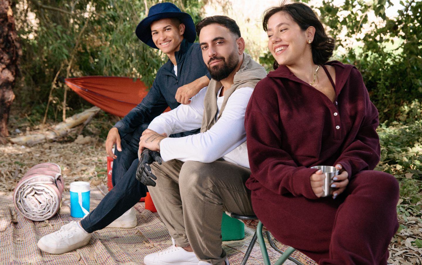 אישה ושני גברים לבושים בביגוד חוץ