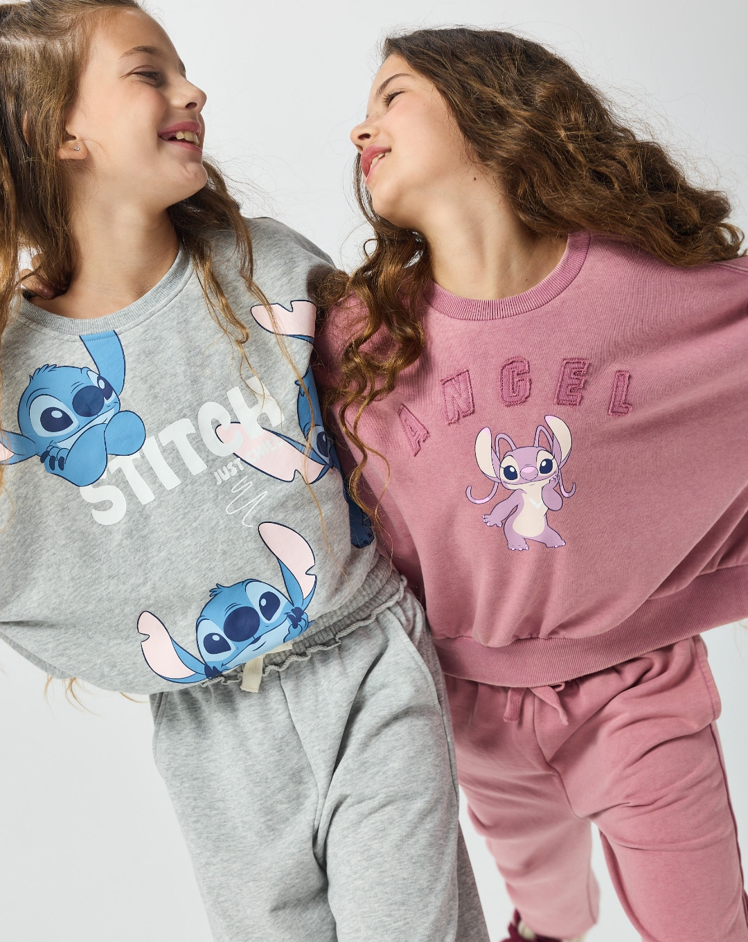 בנות עם ביגוד פנאי של סטיץ