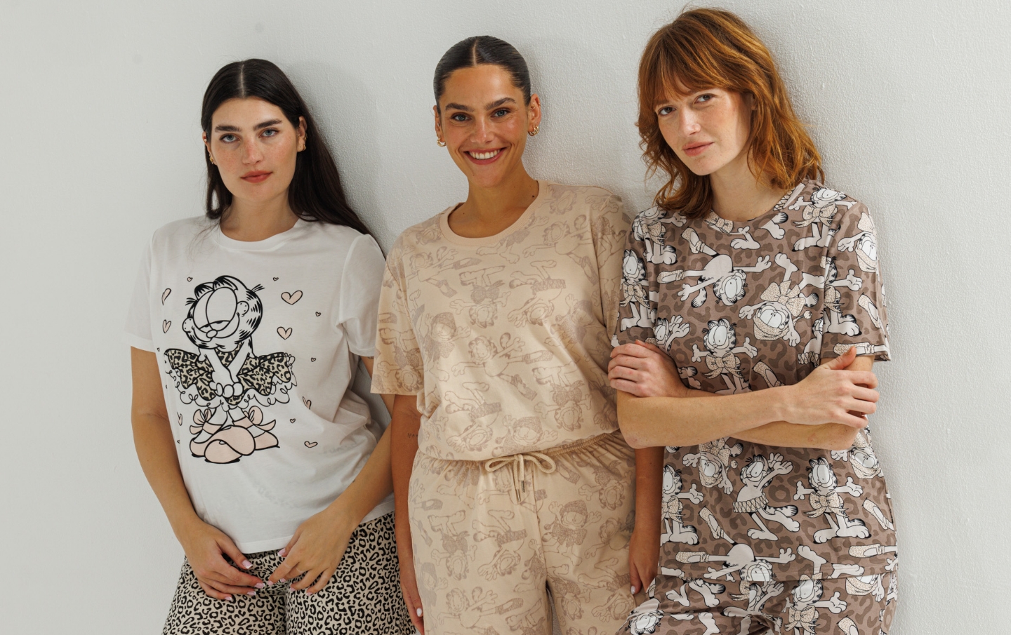 תמונת אווירה 3 נשים לובשות פיג'מות גארפילד