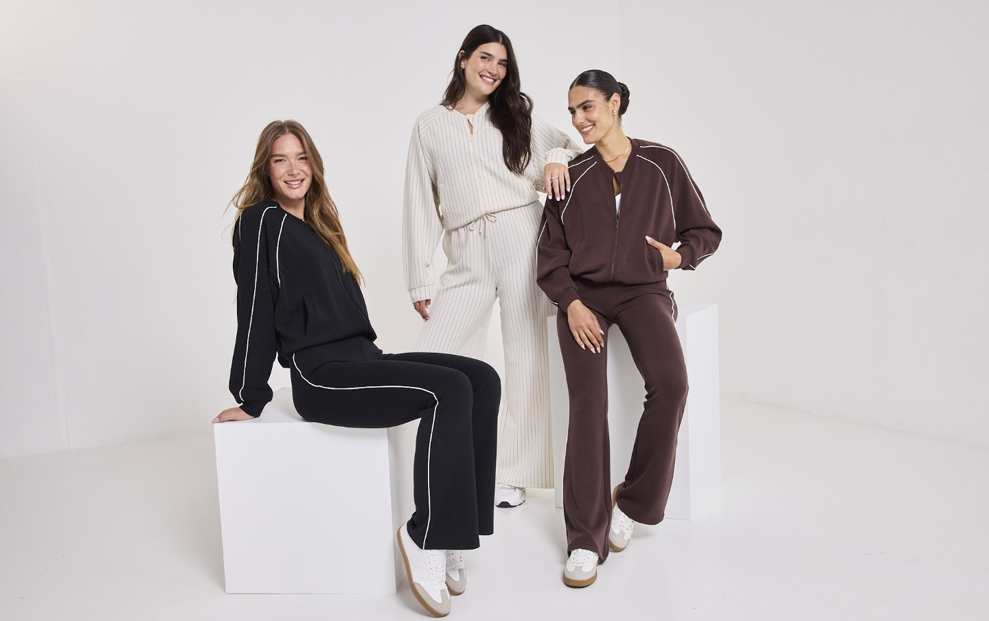 תמונת אווירה נשים עם ביגוד חוץ