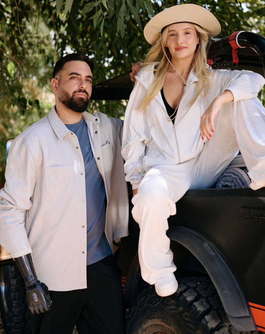 גבר ואישה בלבוש חוץ בהיר