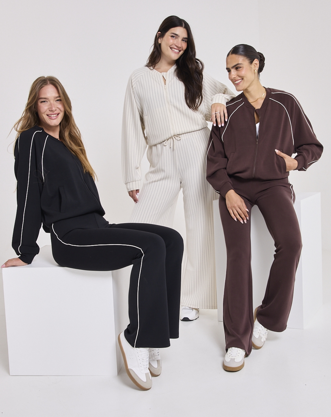 תמונת אווירה נשים עם ביגוד חוץ